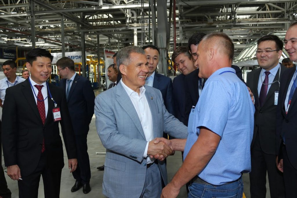 Президент Татарстана Рустам Минниханов посетил производственную площадку по выпуску автотранспорта AllurGroup в. Костанай, где протестировал электромобиль JAC IEV6S